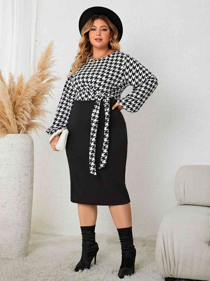 Plus-Size-Kleid mit Hahnentrittmuster und langen Ärmeln