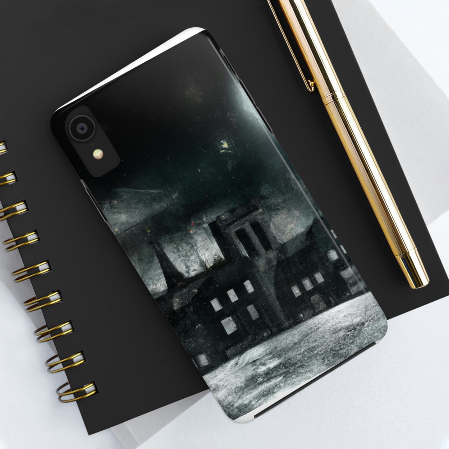 "Nocturno luminoso: una ciudad iluminada por la luz de la luna" - The Alien Tough Phone Cases