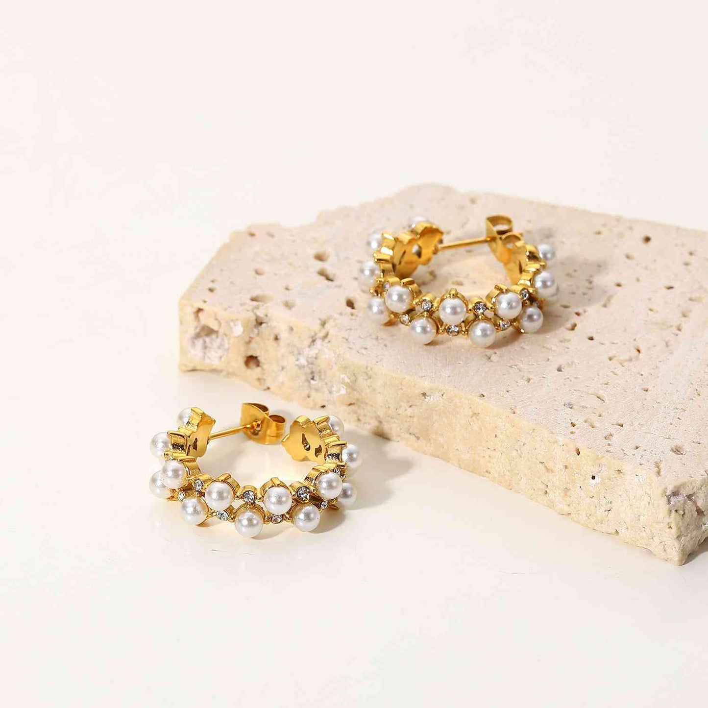 Pendientes de aro en forma de C con diamantes de imitación y perlas