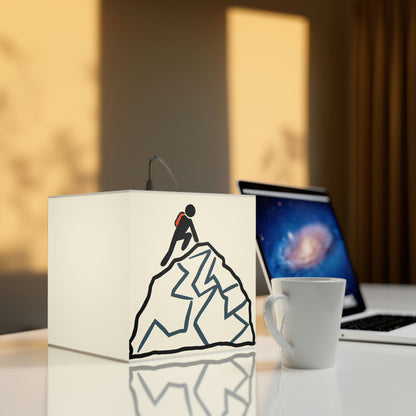 „Ascending the Summit“ – Die Alien Light Cube Lampe