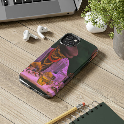 "Ein Meister des Ausbesserns: Ein älterer Uhrmacher, der eine antike Uhr restauriert" - The Alien Tough Phone Cases