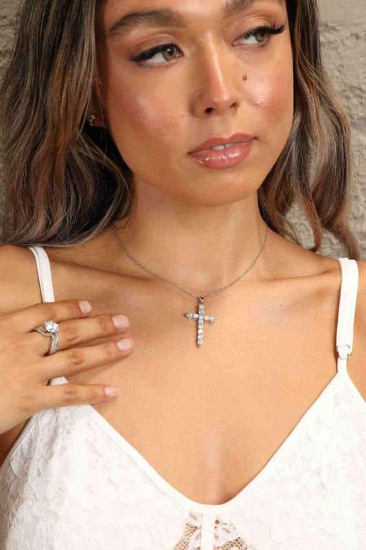 Bezaubernde Kreuz-Moissanit-Halskette aus 925er Sterlingsilber