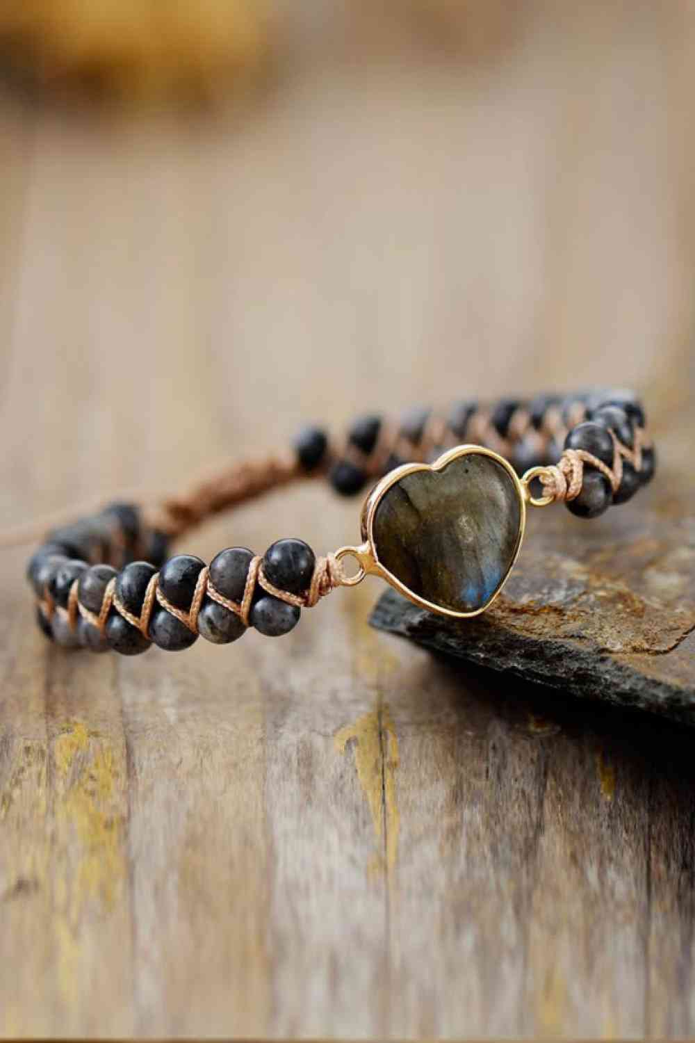 Pulsera de piedra natural hecha a mano con forma de corazón