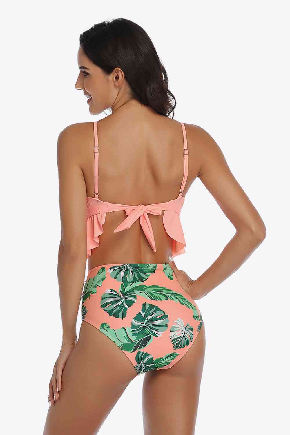 Traje de baño de dos piezas con volantes y estampado tropical