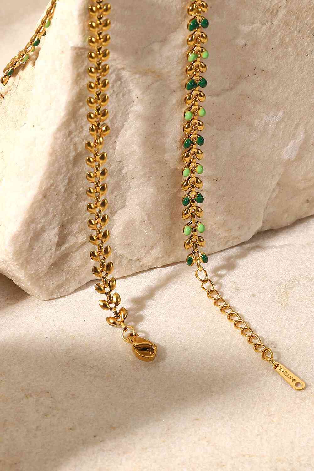 Halskette mit Blattkette und Karabinerverschluss