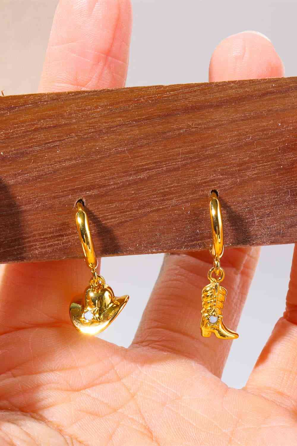 Asymmetrische Ohrringe in Hut- und Stiefelform aus Kupfer mit 14-Karat-Vergoldung