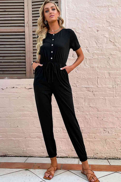 Kurzärmliger Jogger-Jumpsuit mit Knopfleiste vorne