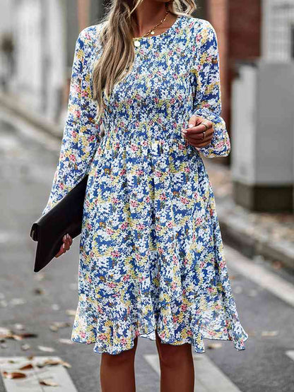 Vestido fruncido de manga larga con cuello redondo estampado