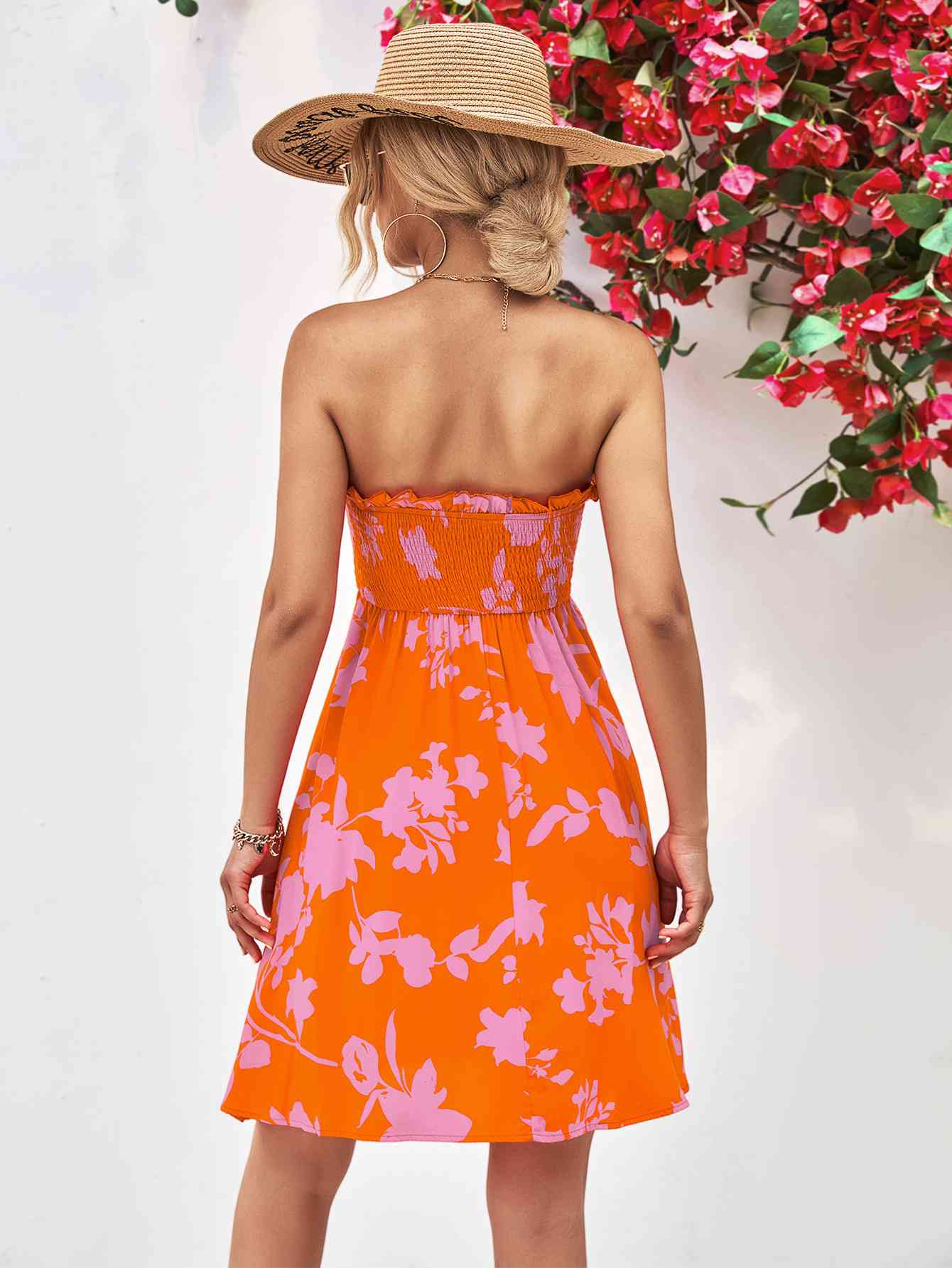 Vestido fruncido sin tirantes con ribete de volantes florales