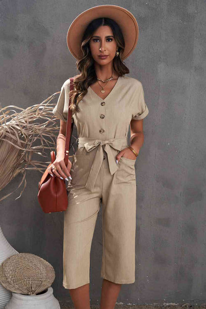 Kurzer Jumpsuit mit Knopfleiste vorne, Gürtel und Taschen