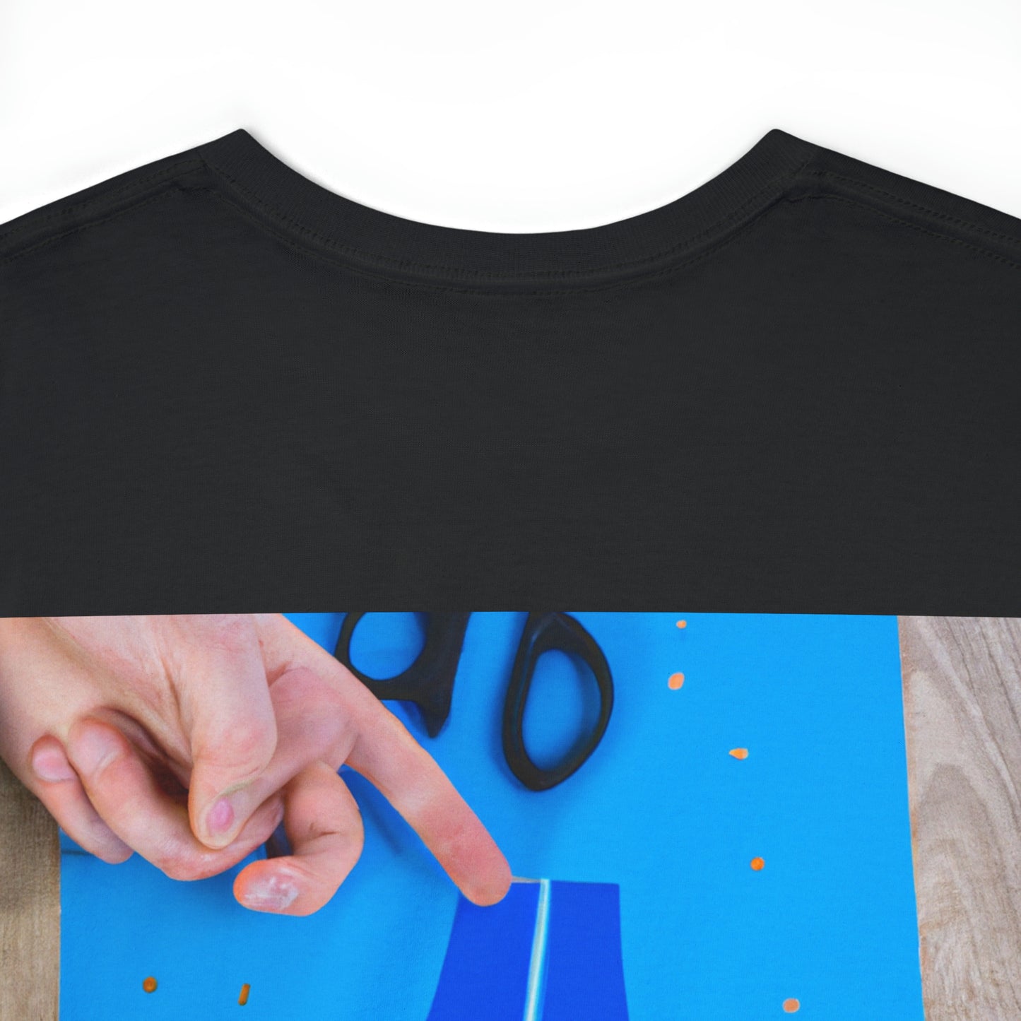 zwei kleine Kreise aus gelbem Tonpapier als Sonne

 Eine Reise zur Sonne: Ein blaues Boot und zwei Seeleute herstellen – Das Alien-T-Shirt