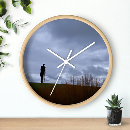 "Centinelas solitarias en el cielo de otoño" - El reloj de pared alienígena