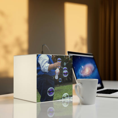 "Geister auf der Wiese sammeln" - Die Alien Light Cube Lampe