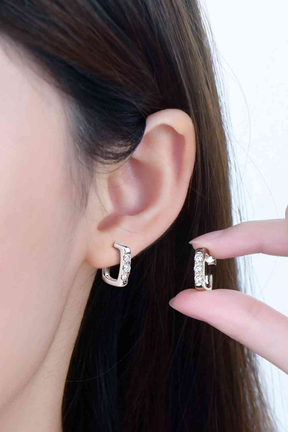 Geometrische Huggie-Ohrringe aus 925er-Sterlingsilber mit Moissanit