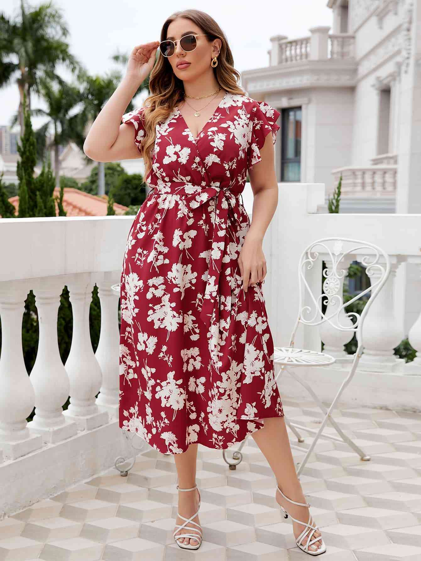 Plus-Size-Midikleid mit Blumenmuster, Taillenschnürung und Surplice-Ausschnitt