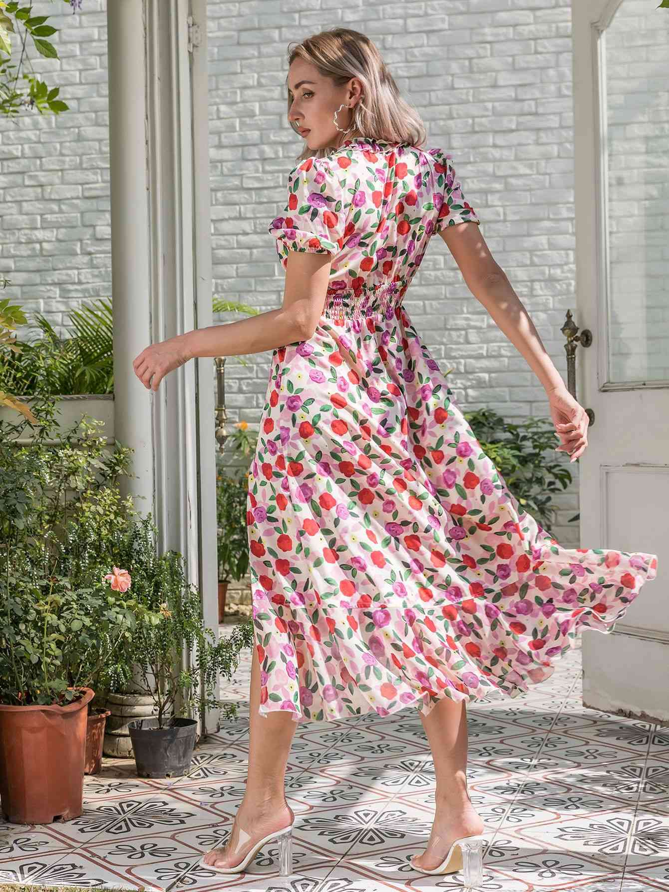 Vestido floral con ribete de volantes y dobladillo con volantes