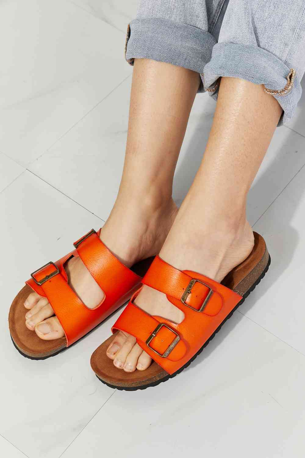 MMShoes Feeling Alive Slide-Sandalen mit doppeltem Band in Orange