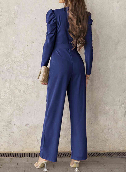 Langer Jumpsuit mit V-Ausschnitt und Puffärmeln und Gürtel