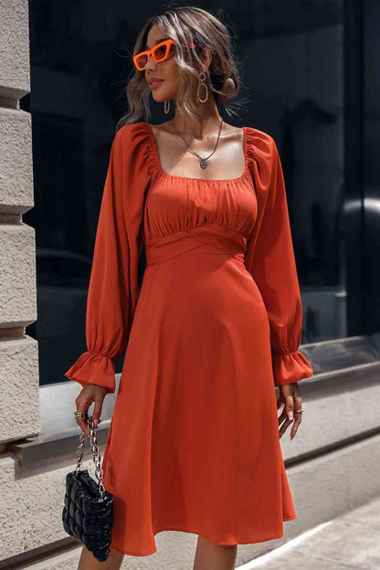 Vestido midi con cuello cuadrado y mangas con volantes