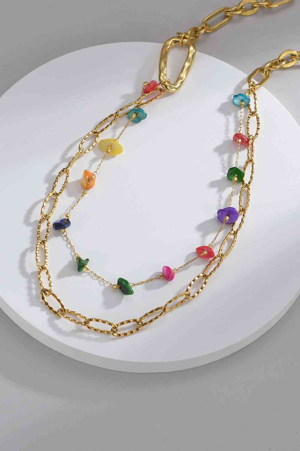 Doppellagige Halskette mit mehrfarbigen Steinen