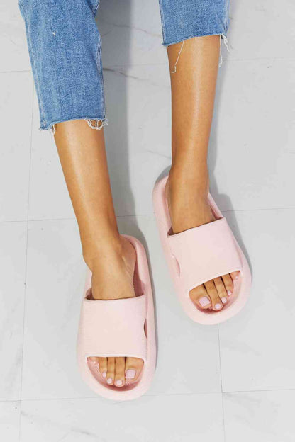 Chanclas con puntera abierta en rosa Arms Around Me de MMShoes