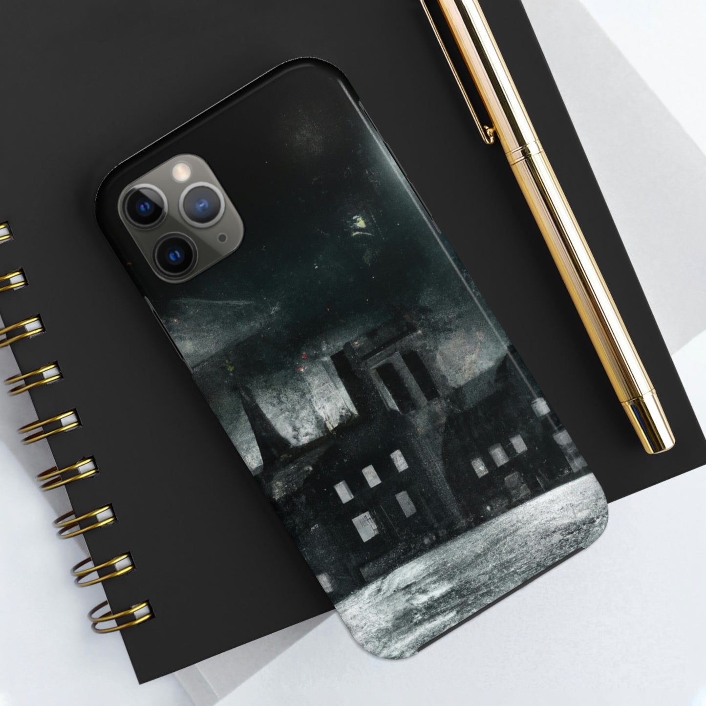 "Nocturno luminoso: una ciudad iluminada por la luz de la luna" - The Alien Tough Phone Cases