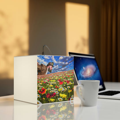 "Eine glückselige Tour durch Blumenpracht" - Die Alien Light Cube Lampe