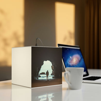 "Die versteckte Höhle des Strandes" - Die Alien Light Cube Lampe