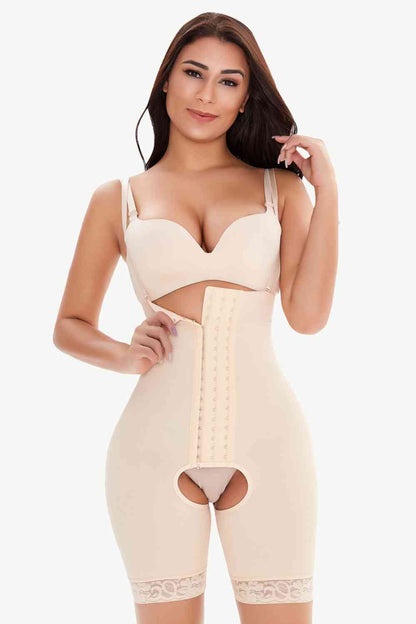 Figurformender Bodysuit mit Häkchen- und Ösenbesatz in voller Größe