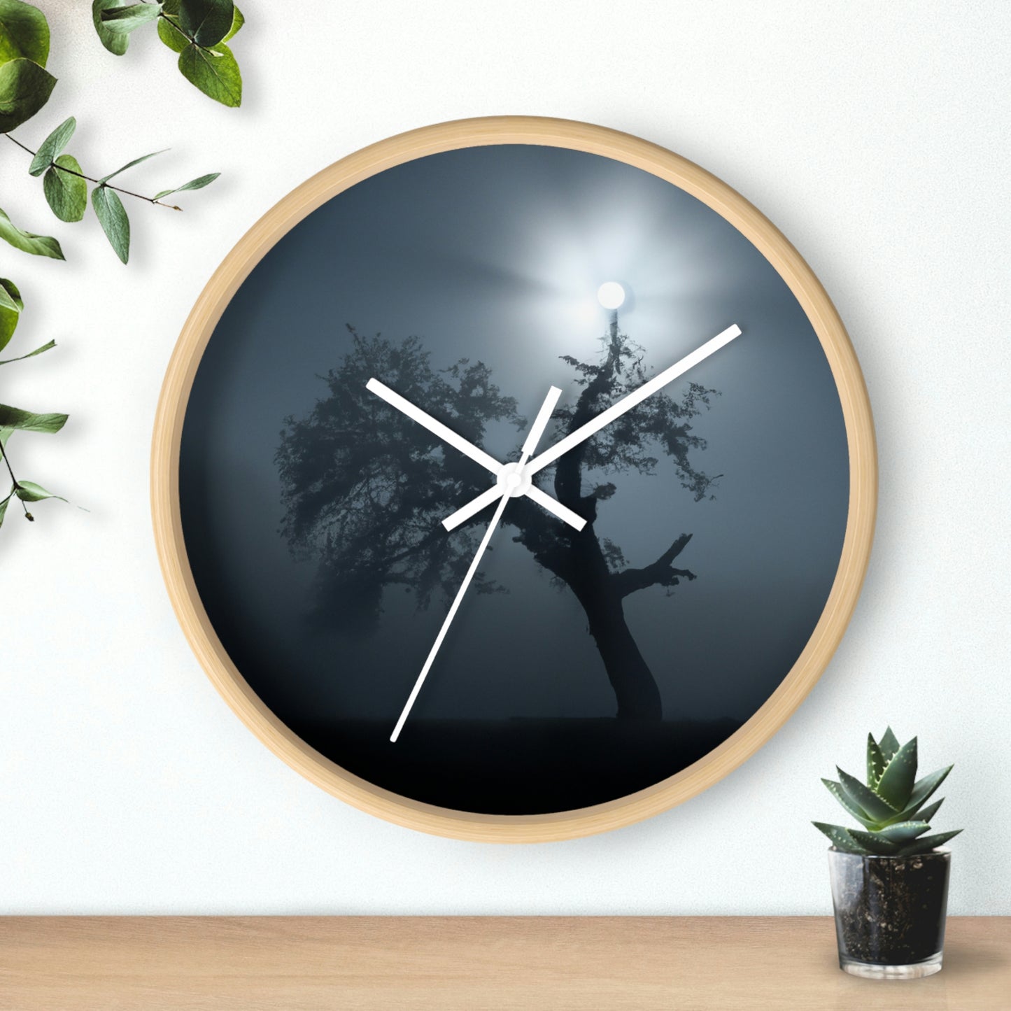 "Un centinela que brilla en la niebla" - El reloj de pared alienígena