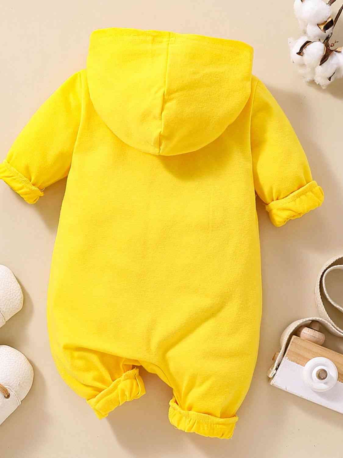 Baby-Jumpsuit mit Kapuze von LITTLE BOSS und Grafik