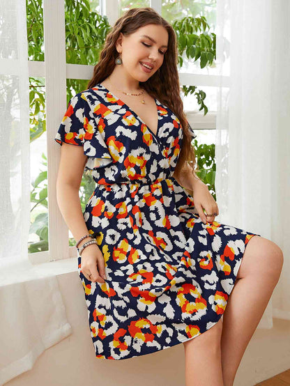 Plus-Size-Kleid mit Leopardenmuster, Surplice-Ausschnitt und Flatterärmeln