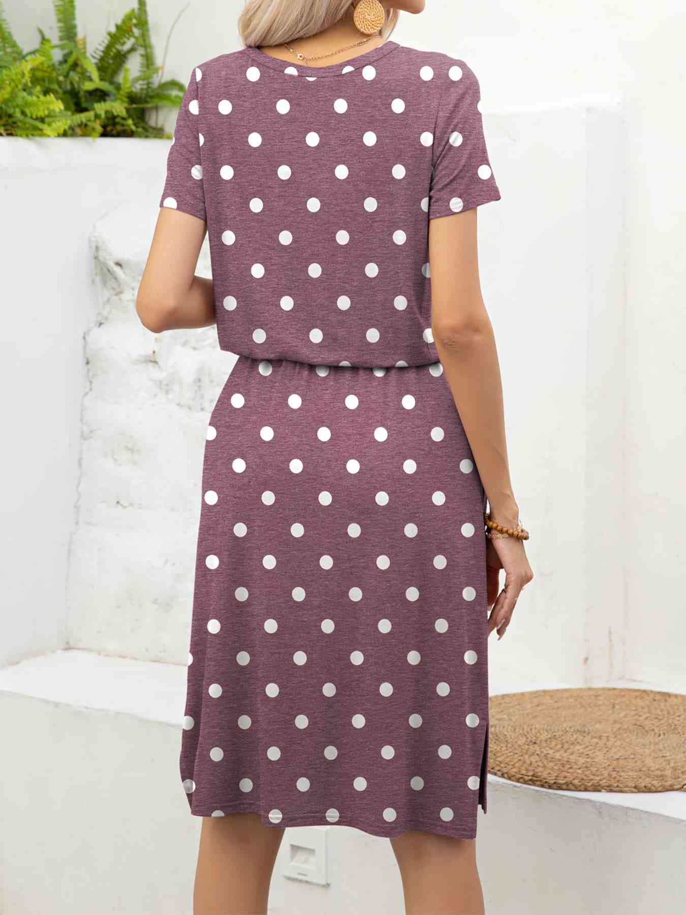 Kurzarm-Schlitzkleid mit Rundhalsausschnitt und Taschen