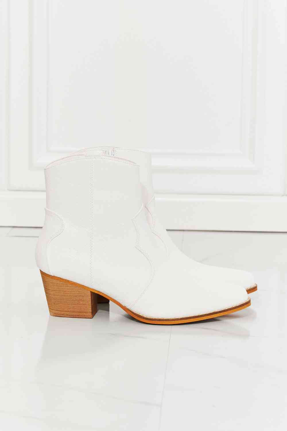 Botines estilo western de cuero sintético en blanco Watertower Town de MMShoes