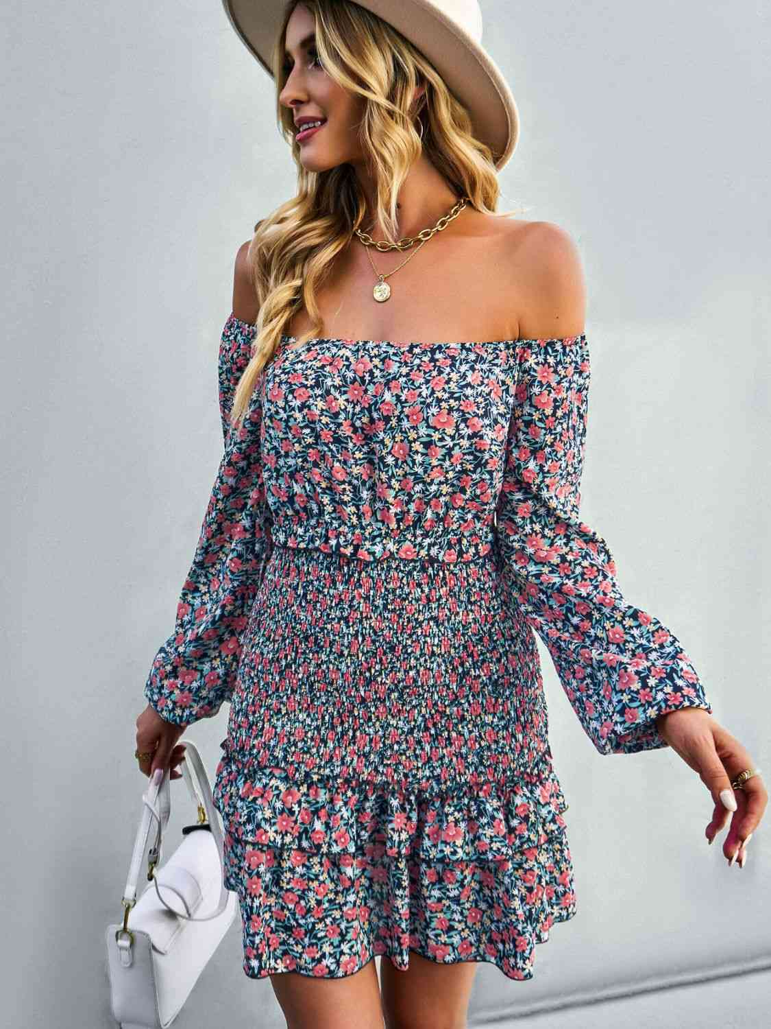 Vestido floral fruncido con hombros descubiertos y volantes