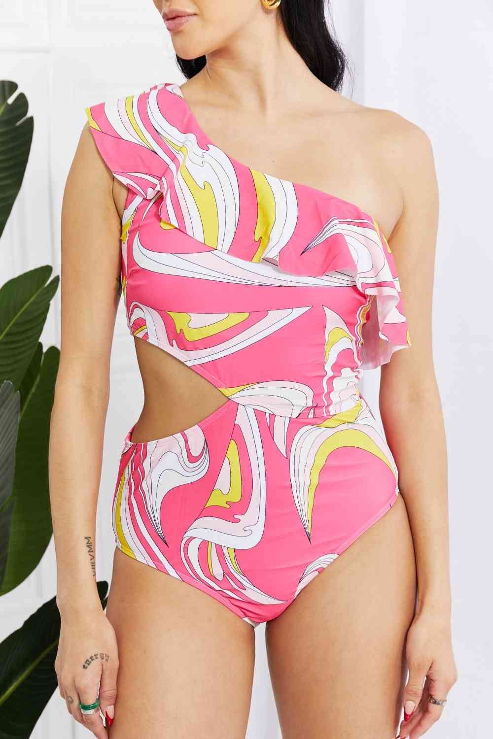 Marina West Swim Vitamin C asymmetrischer Rüschen-Badeanzug mit Ausschnitt in Rosa