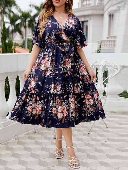 Plus-Size-Midikleid mit Blumenmuster und Surplice-Ausschnitt