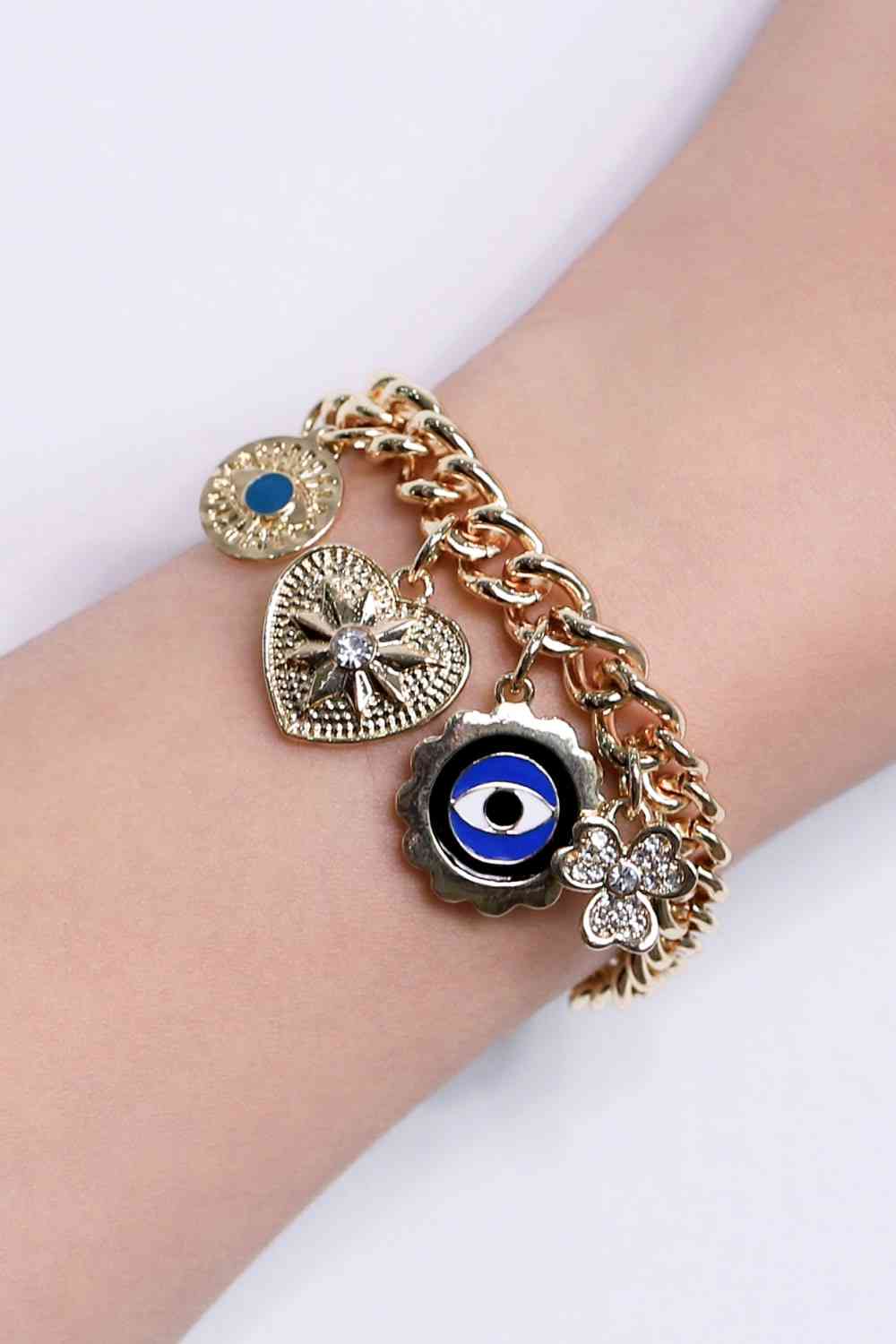 Pulsera de cadena gruesa con múltiples dijes