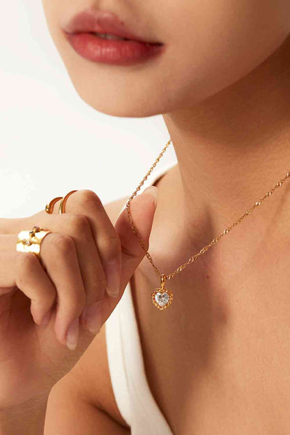 Collar con colgante de corazón de circonitas con incrustaciones