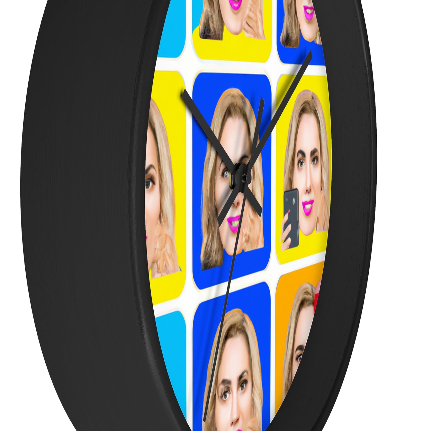 "Emoji-zing a Celebrity: A Pop Art Portrait" - El reloj de pared alienígena