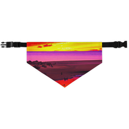 "Vergessener Trost: Die Pracht eines lebendigen Sonnenuntergangs an einem verlassenen Strand" - Das Alien Pet Bandana Halsband