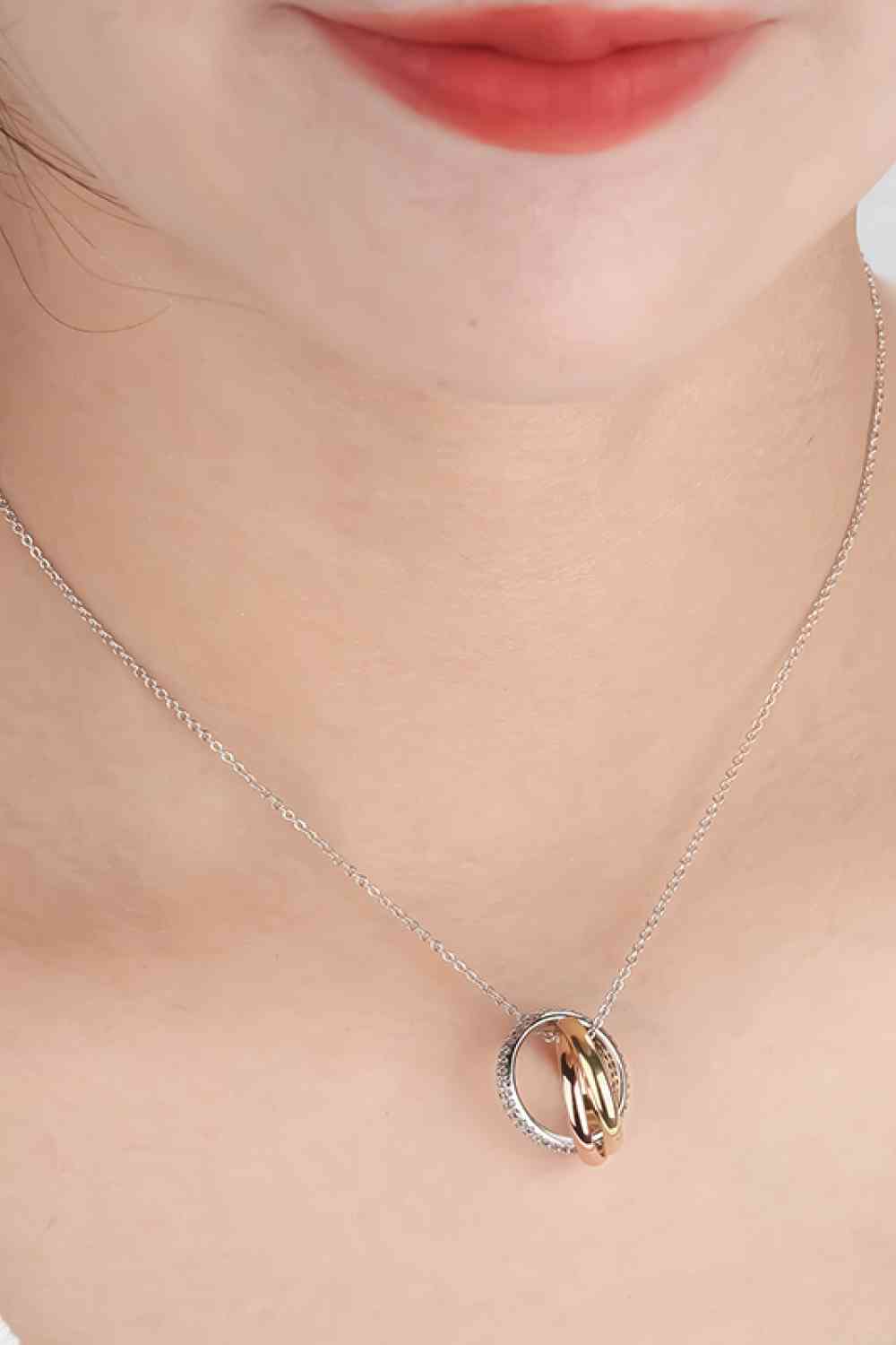 Halskette mit Ringanhänger und kubischem Zirkonia