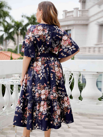 Vestido midi con cuello sobrepelliz y estampado floral de talla grande