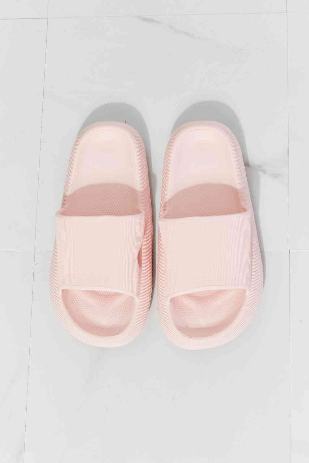 Chanclas con puntera abierta en rosa Arms Around Me de MMShoes