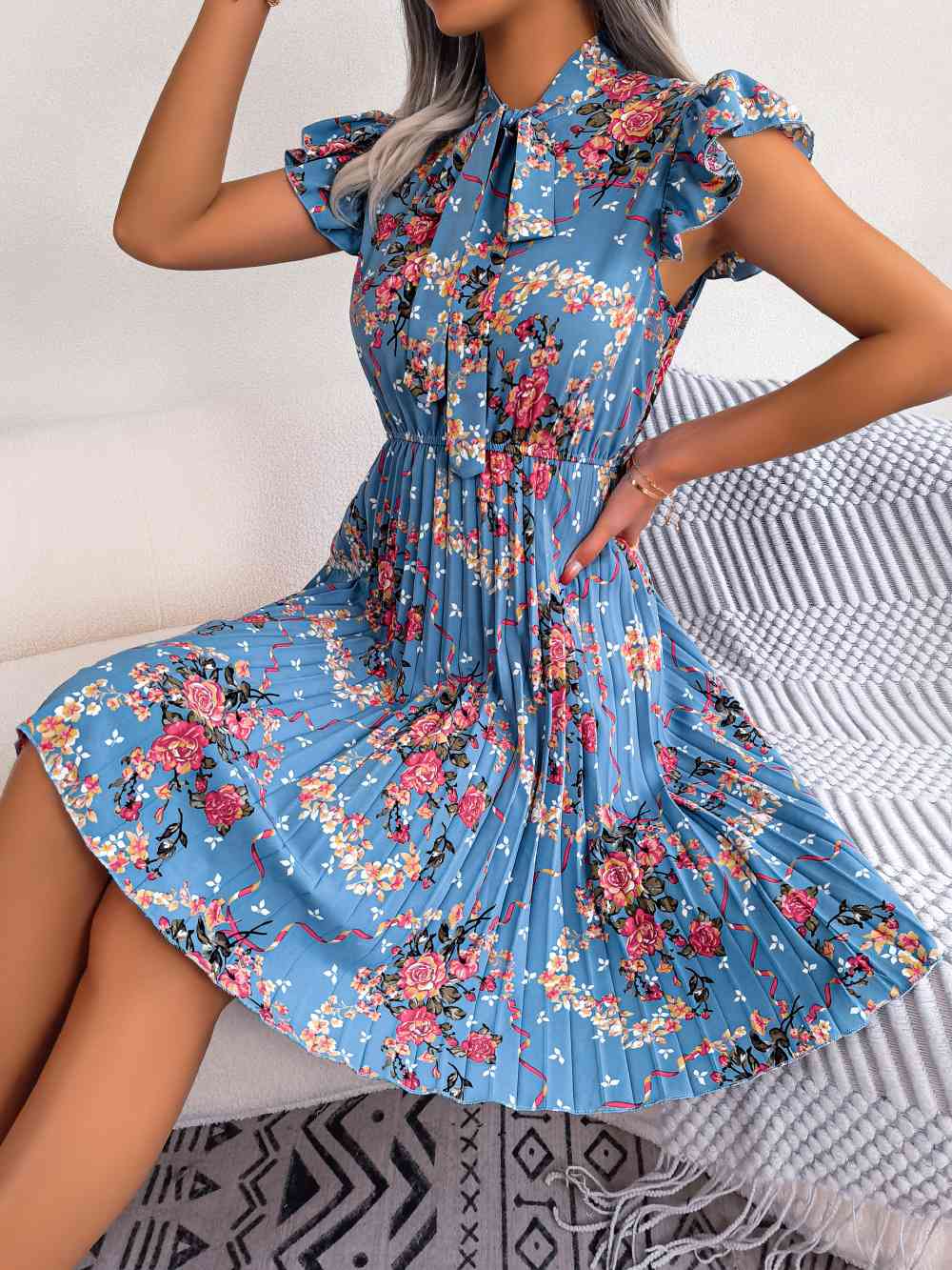 Vestido hasta la rodilla con cuello anudado y estampado floral plisado