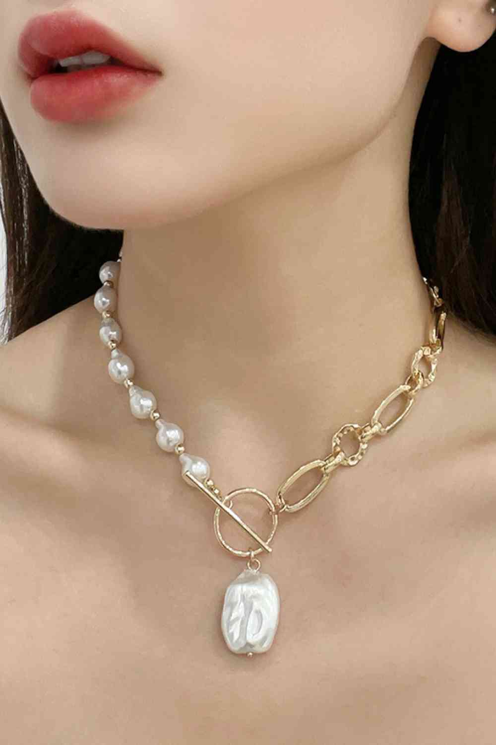 Halskette mit halber Perle, halber Kette und Knebelverschluss