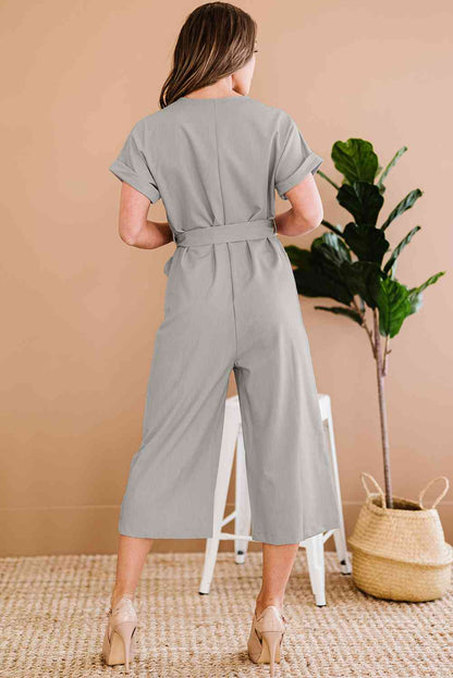 Kurzer Jumpsuit mit Knopfleiste vorne, Gürtel und Taschen