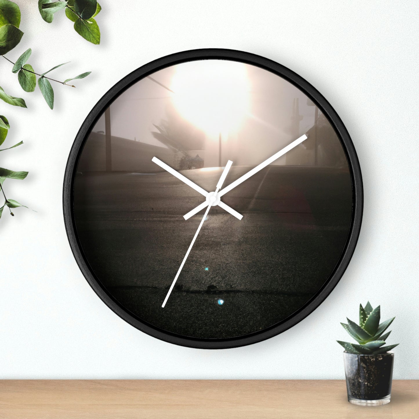 "Un amanecer reluciente en una ciudad brumosa". - El reloj de pared alienígena