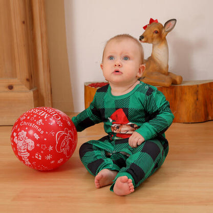 Baby-Overall mit grafischem Karomuster „MERRY CHRISTMAS“.