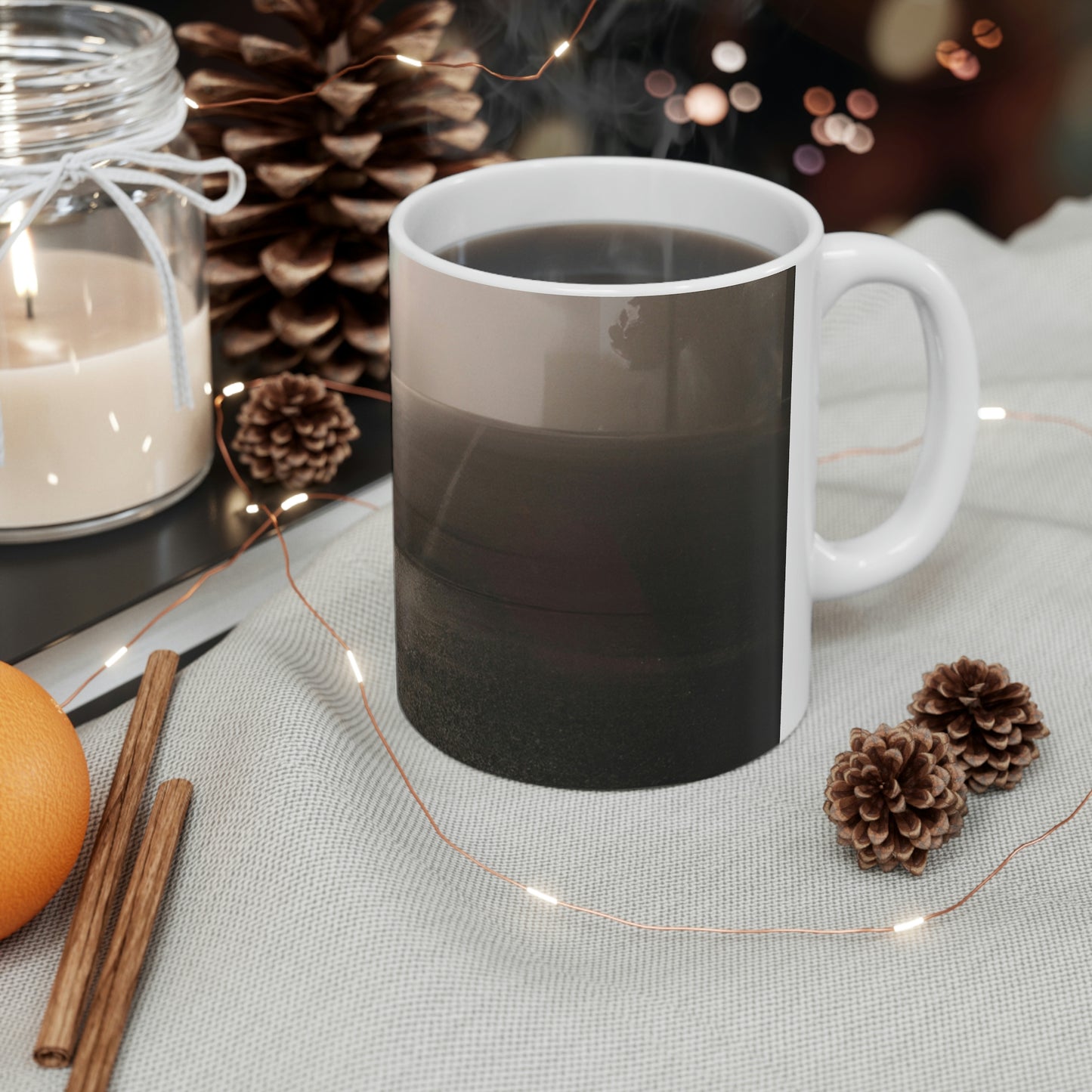 "Un amanecer reluciente en una ciudad brumosa". - La Taza de Cerámica Alienígena 11 oz